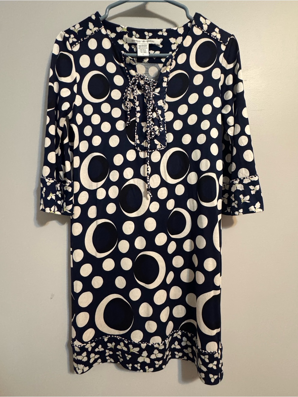 Diane Von Furstenberg 100% Silk 3/4 length sleeve Women's 4‎